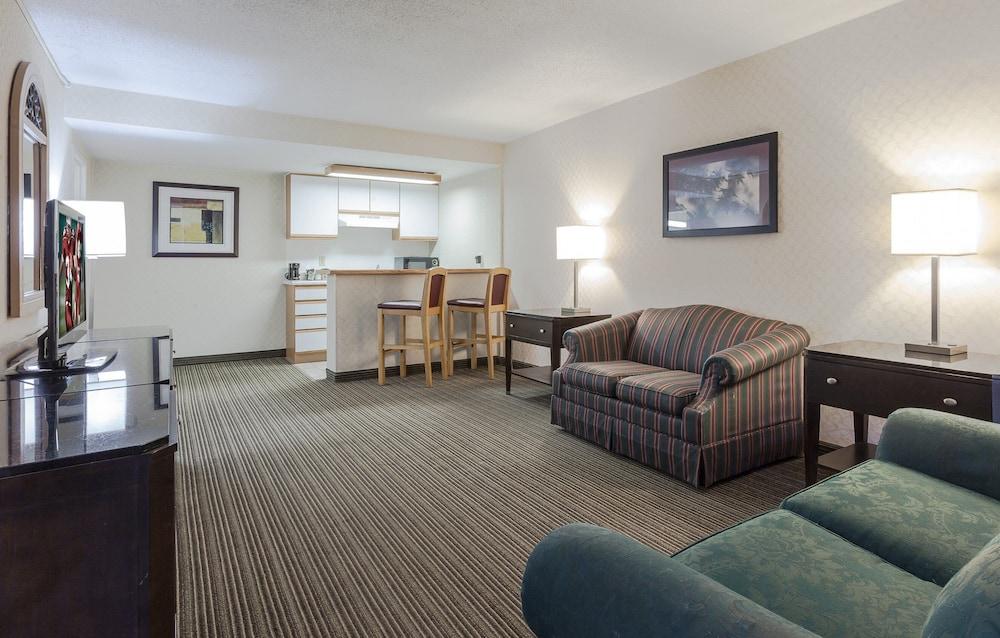 Red Roof Inn & Suites Dekalb Kültér fotó