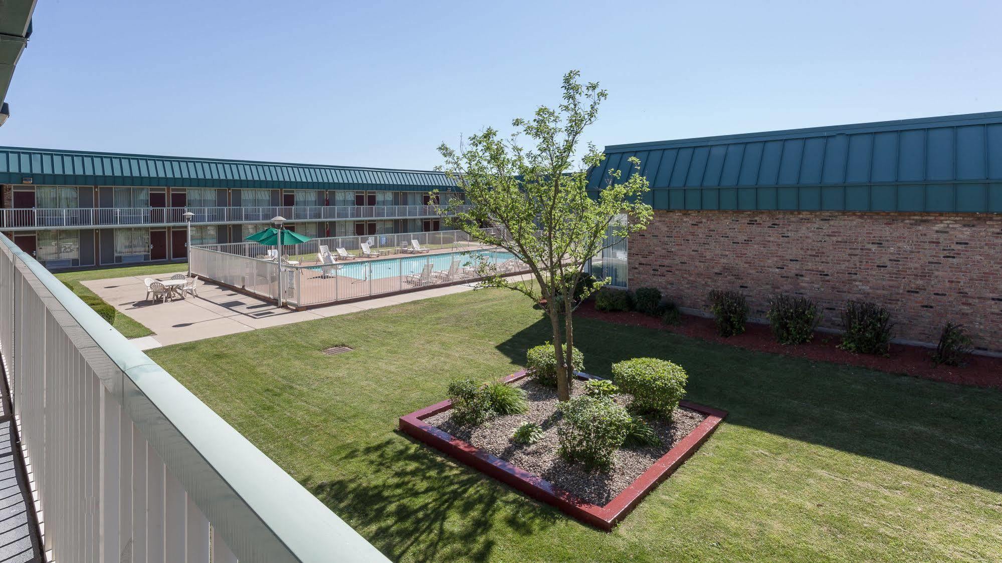 Red Roof Inn & Suites Dekalb Kültér fotó