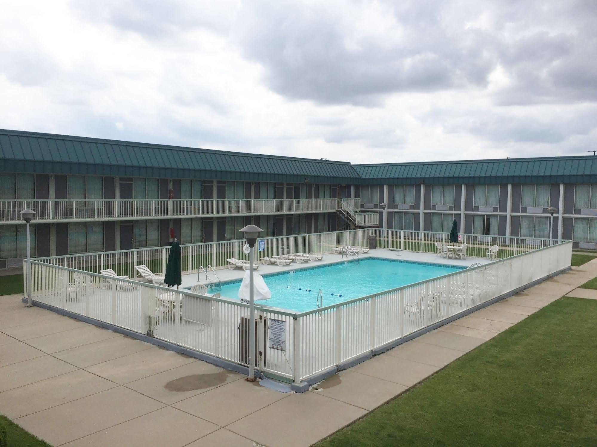 Red Roof Inn & Suites Dekalb Kültér fotó